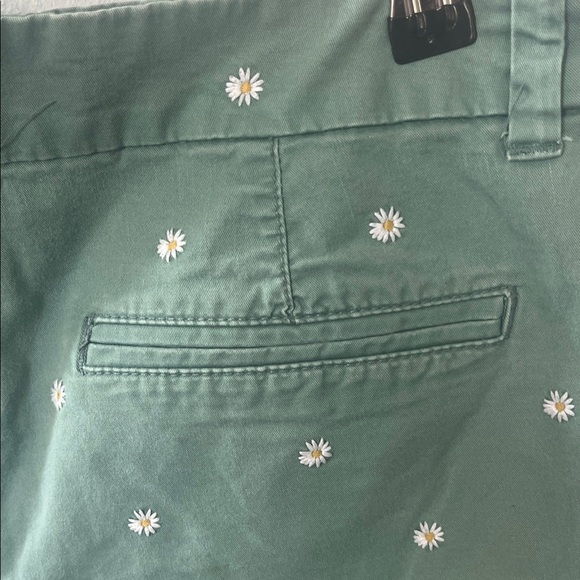 Old Navy Green Women's Shorts with White Daisy Embroidery Size 2 - Picture 4 of 7